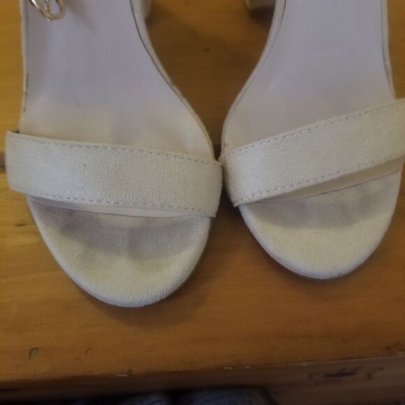 Tan Suede Heels Size 5 with 4 inch Heel - Picture 8 of 8